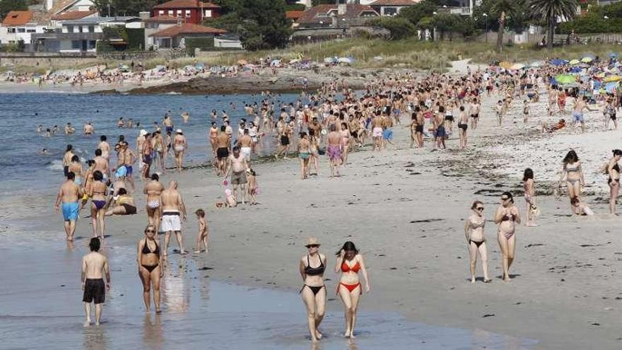 La playa de O Vao, ayer tarde, abarrotada de bañistas. // J. Lores