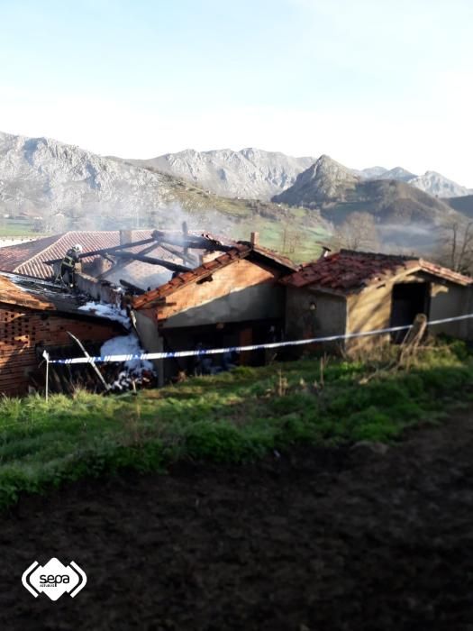 Un incendio calcina por completo una casa en Cangas de Onís.