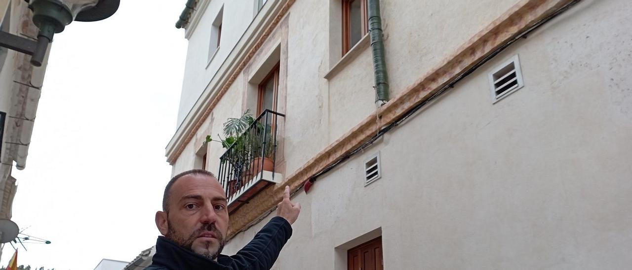 Jorge Cáceres, ante la ventana que elevó en su vivienda con pinturas murales, en una foto de febrero.
