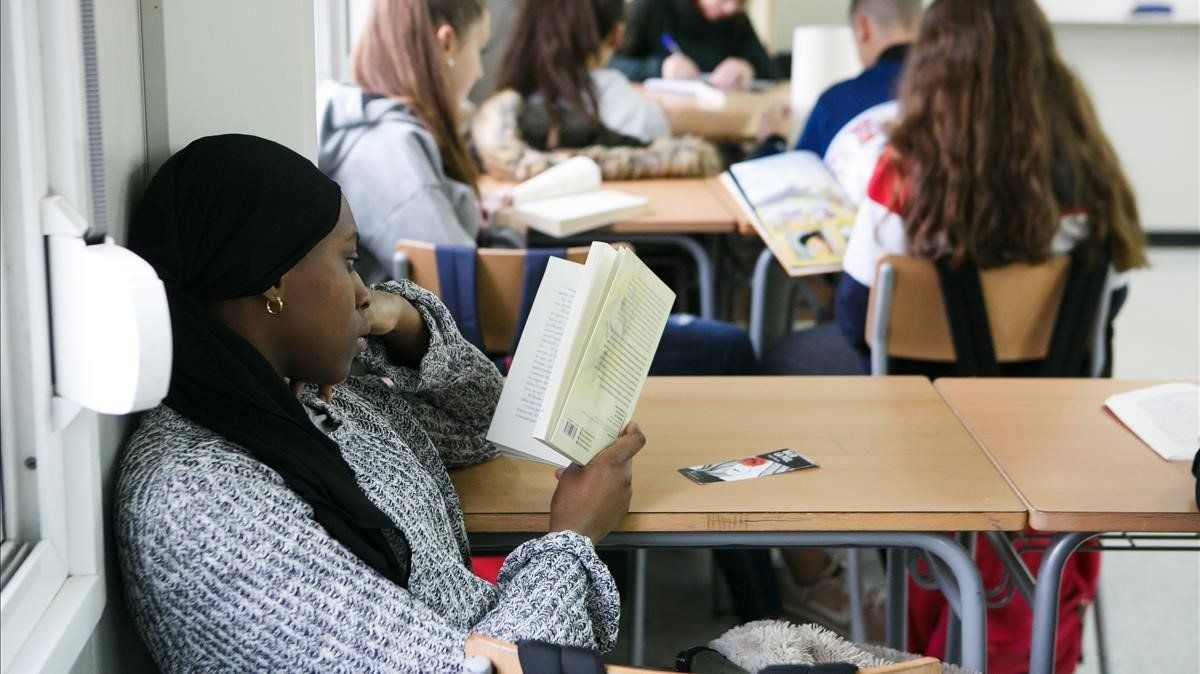 Una alumna de secundaria del instituto Domus d’Olivet de Canovelles lee un libro en clase.