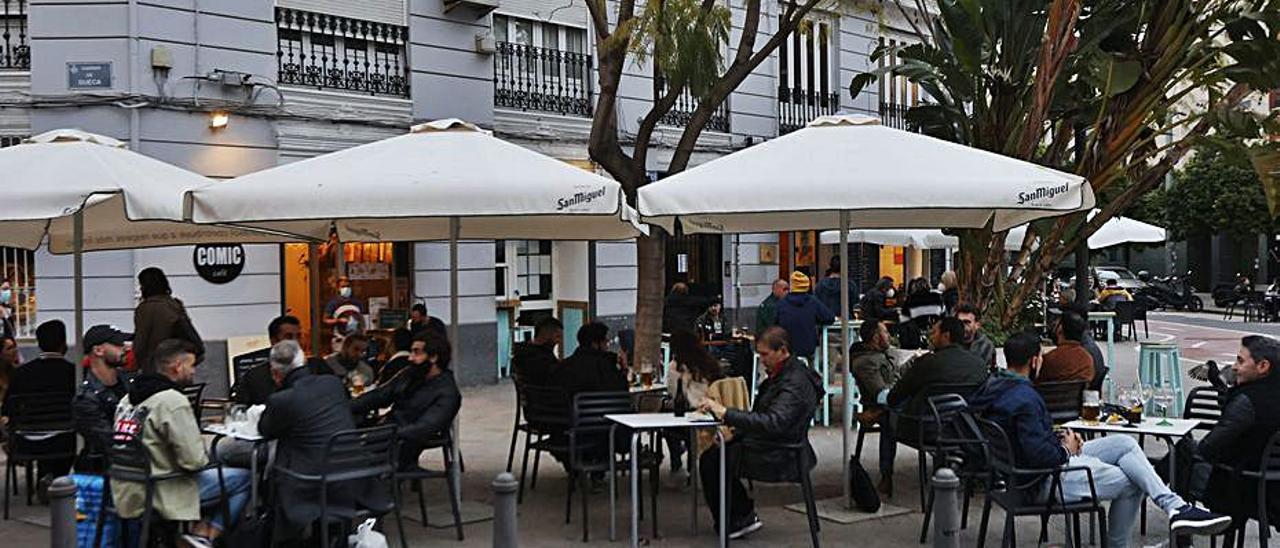 La terraza de un bar el pasado lunes en València. | GERMÁN CABALLERO