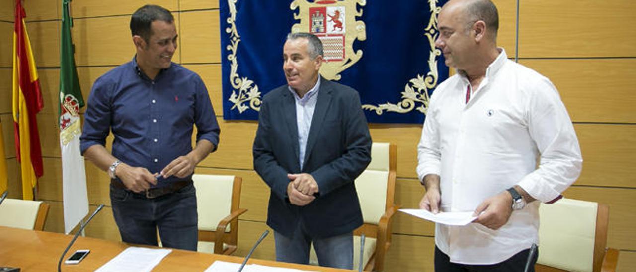 De izquierda a derecha, Blas Acosta, Mario Cabrera y Moisés Jorge, en la presentación de la Cátedra, ayer.
