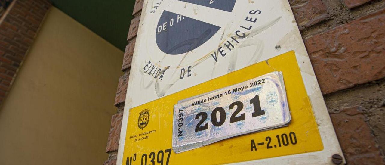 Vado en una calle con la pegatina que marca que es válido hasta el 15 de mayo de 2022.