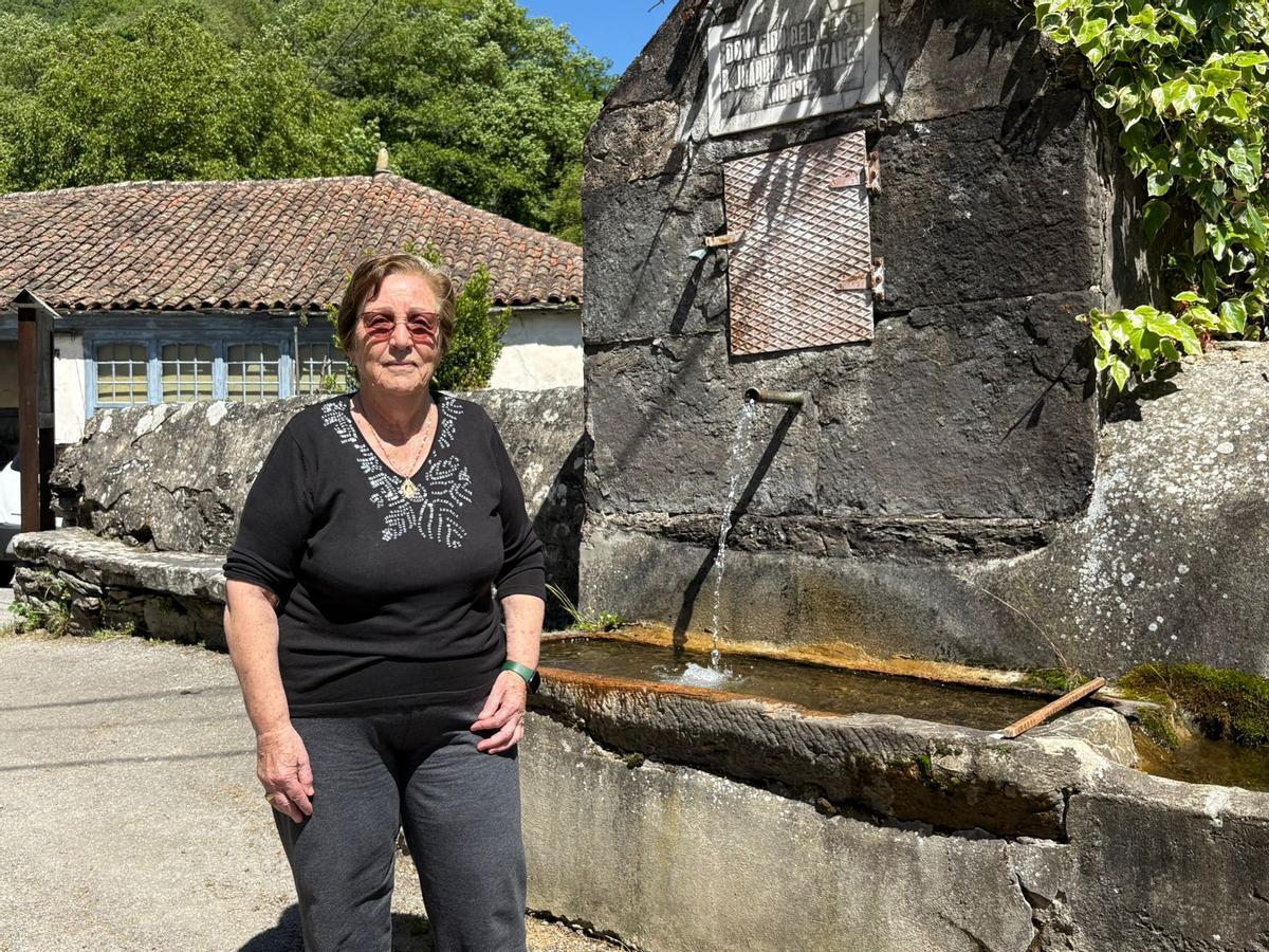 Lola Martínez en la fuente del pueblo de Vegameoro.