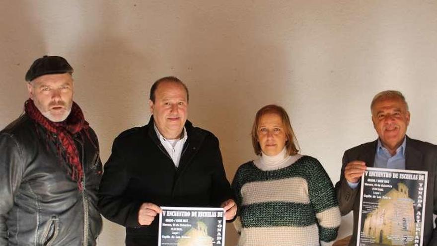 Plácido Rodríguez, edil de Cultura; José Antonio González, de la Escuela de Tonada de Cangas del Narcea, y Belén García y José Manuel García, de la organización, en la presentación del Encuentro de Escuelas de Tonada.