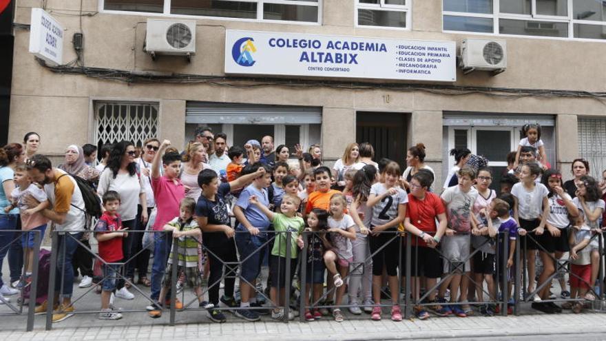 La protesta realiza esta tarde ante la Academia de Altabix.
