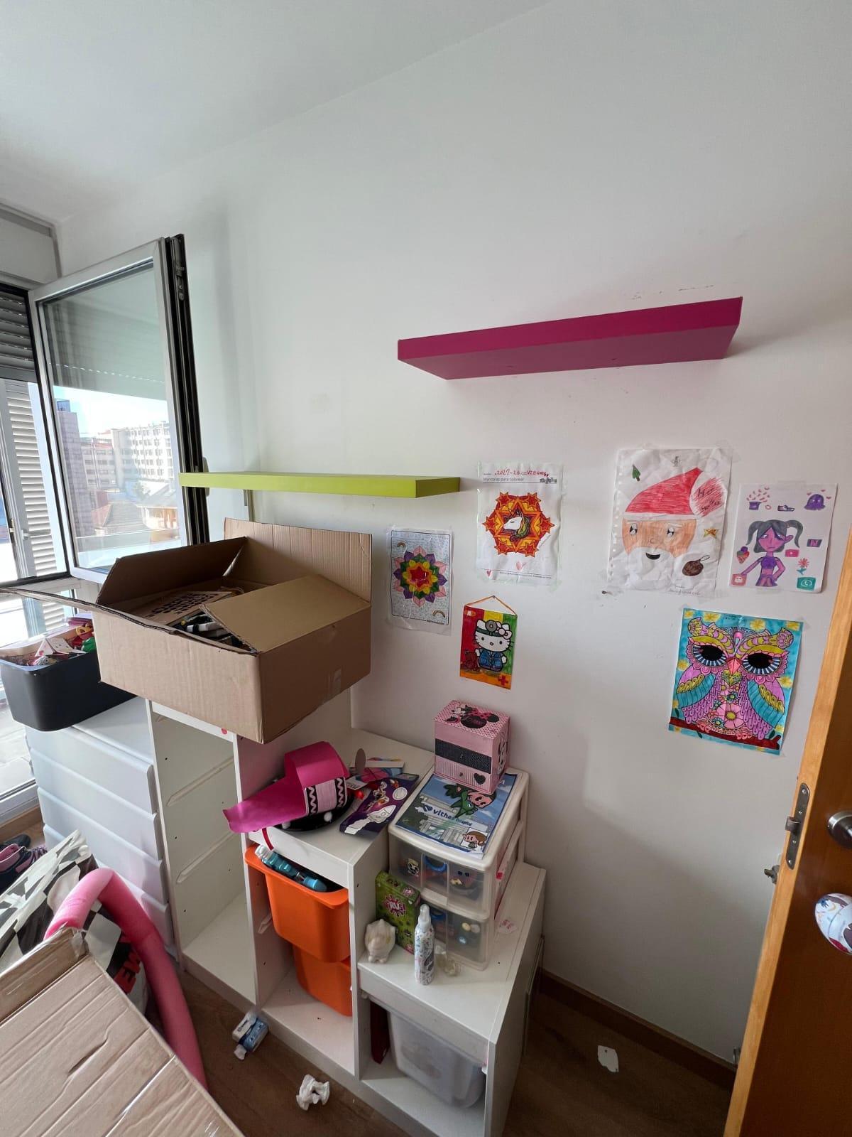 La habitación de la niña, ya con las cajas para trasladar sus enseres.