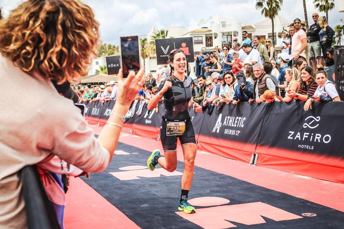 María Gijón, tras completar el Zafiro IRONMAN 70.3 Alcúdia-Mallorca 2023