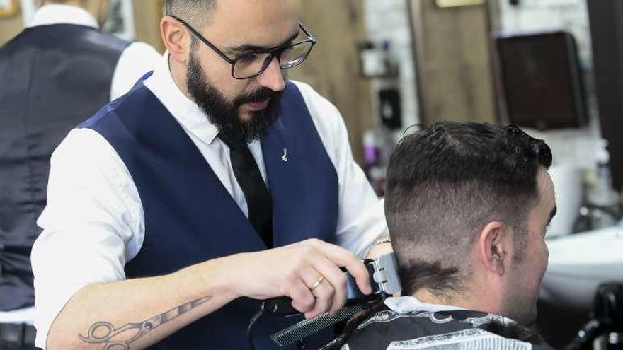 Peluquero en una barbería de Vigo. // Adrián Irago