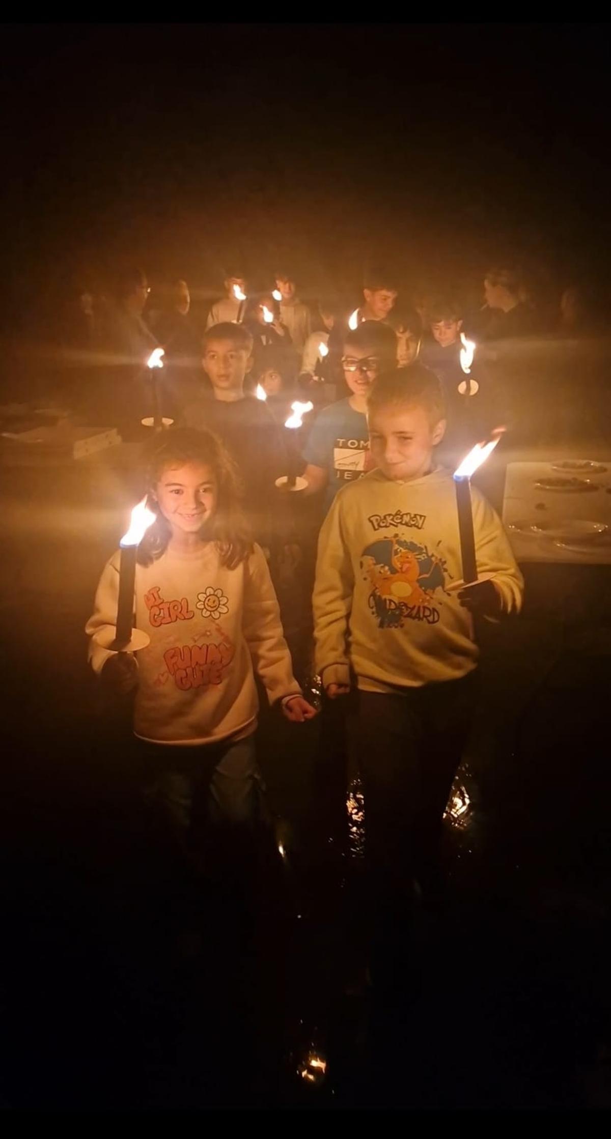 Niños con antorchas en el magosto de Gres