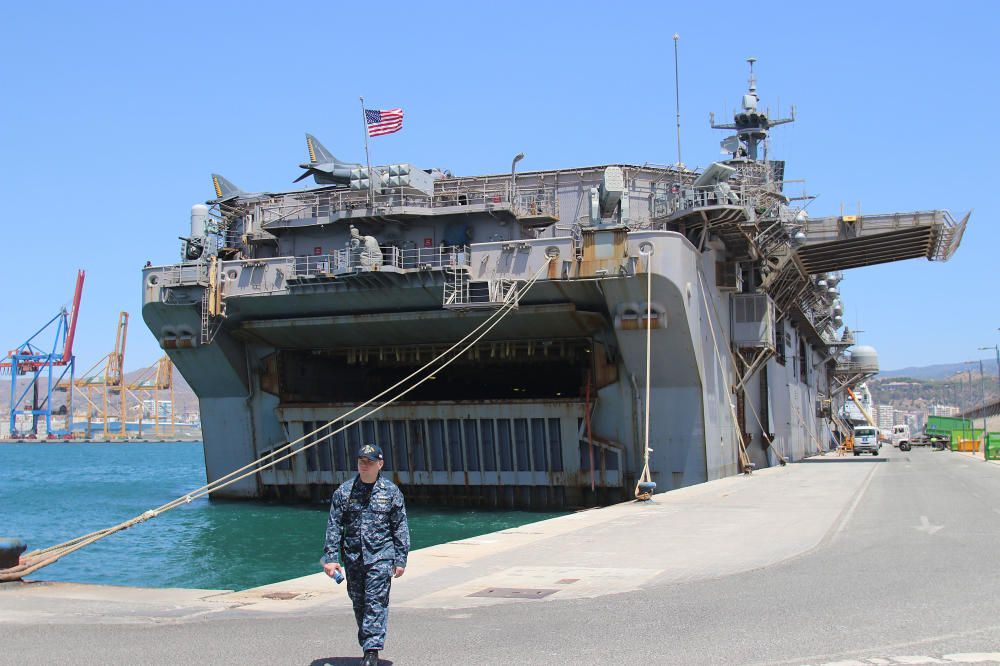 El portaaeronaves americano Iwo Jima atraca en el puerto de Málaga