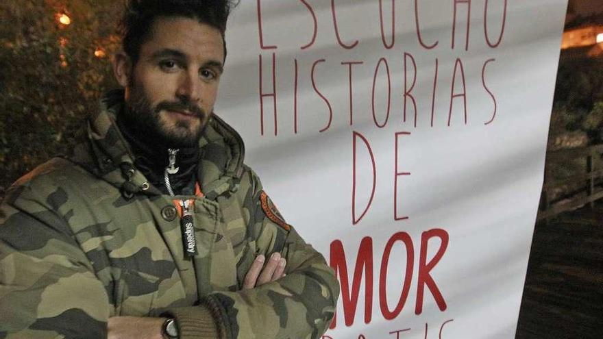 Pablo Piñeiro posa junto a La Molinera con el cartel reclamo que utilizó en su proyecto. // Jesús Regal