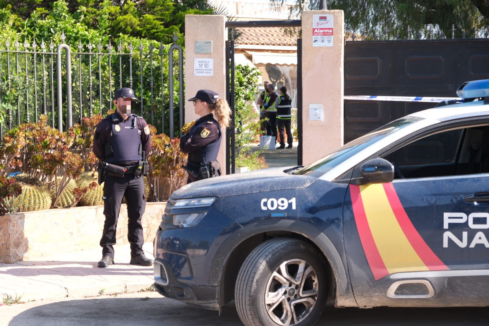 La Policía Científica inspecciona la casa del crimen de Elche