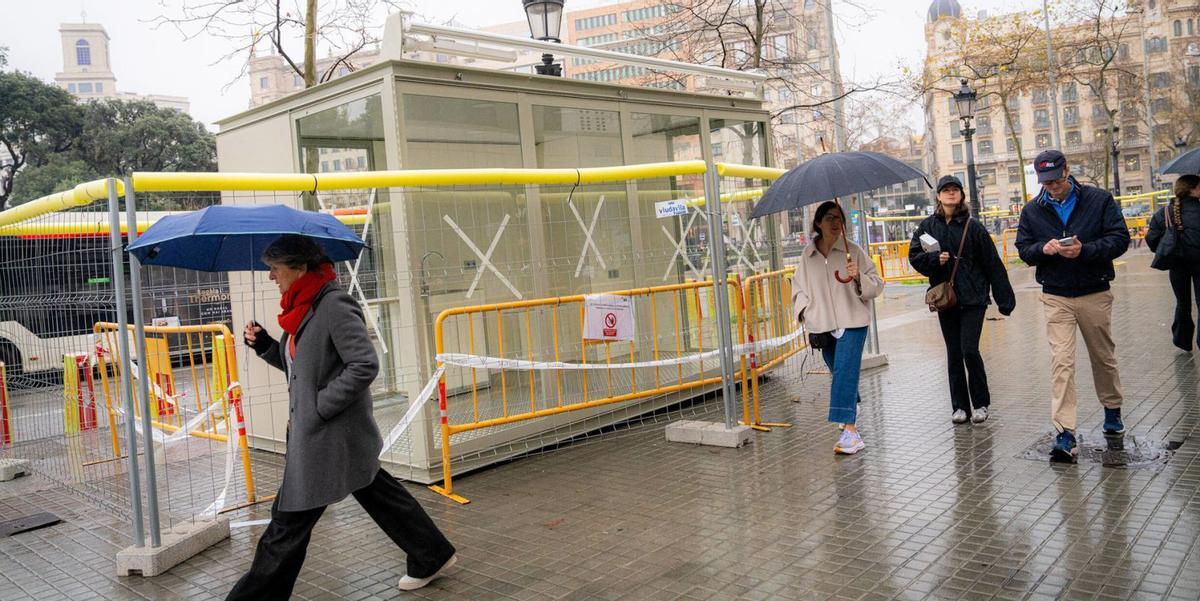 La plaça Catalunya acull les parades de flors de la Rambla