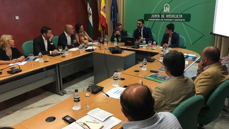 El consejero de Turismo presidió ayer la reunión.