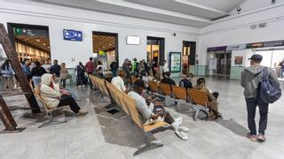 Miles de viajeros de Alicante se quedan en tierra tras suspender Renfe el servicio de tren