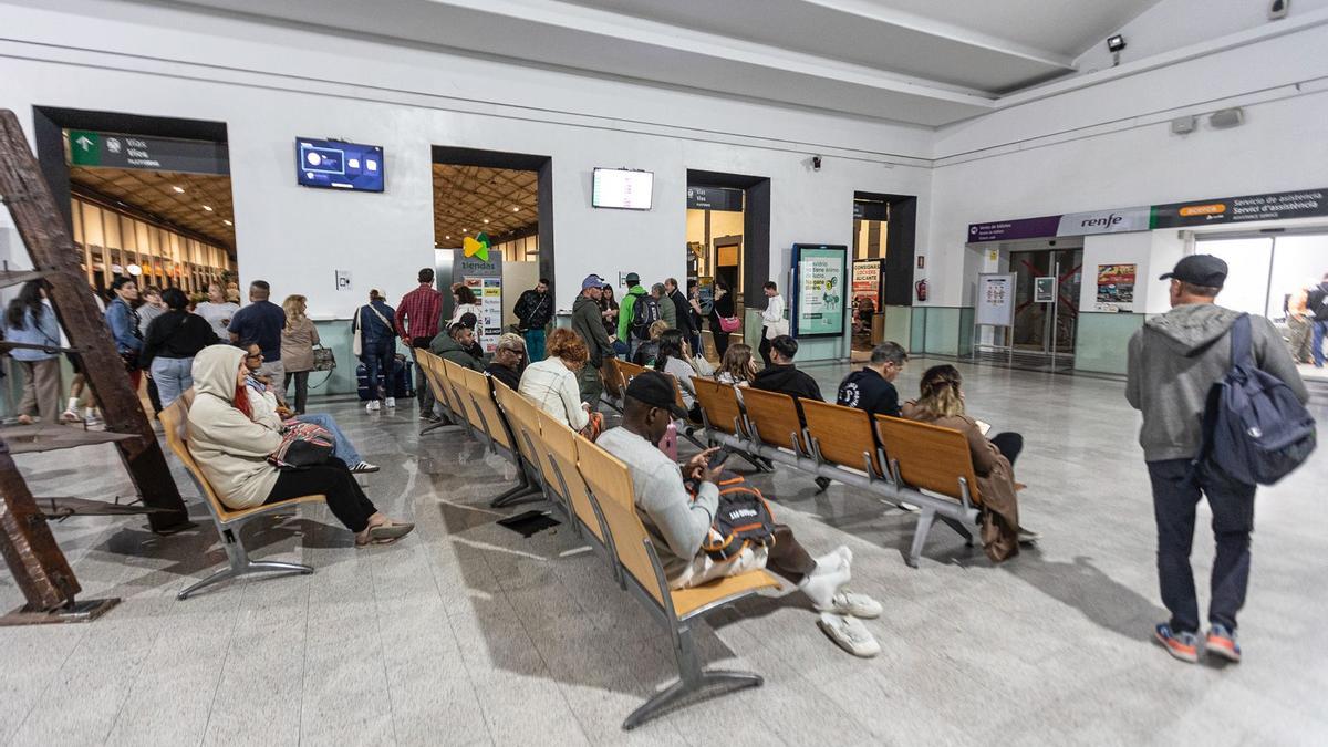Miles de viajeros de Alicante se quedan en tierra tras suspender Renfe el servicio de tren