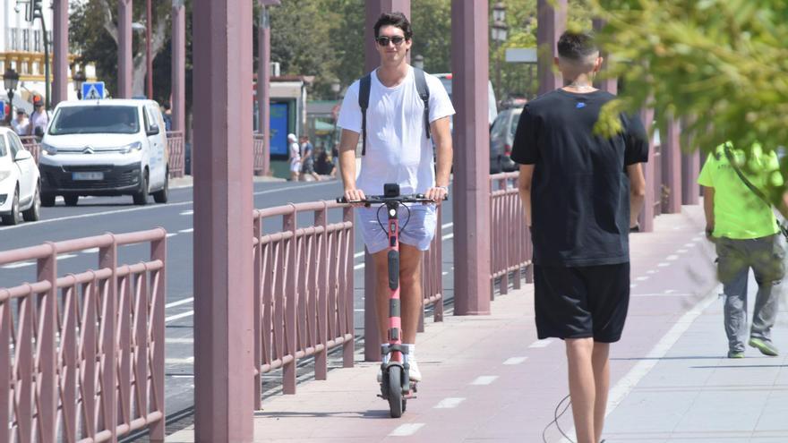 Sevilla endurece la norma para circular en patinete: casco, chaleco reflectante y multas de hasta 500 euros