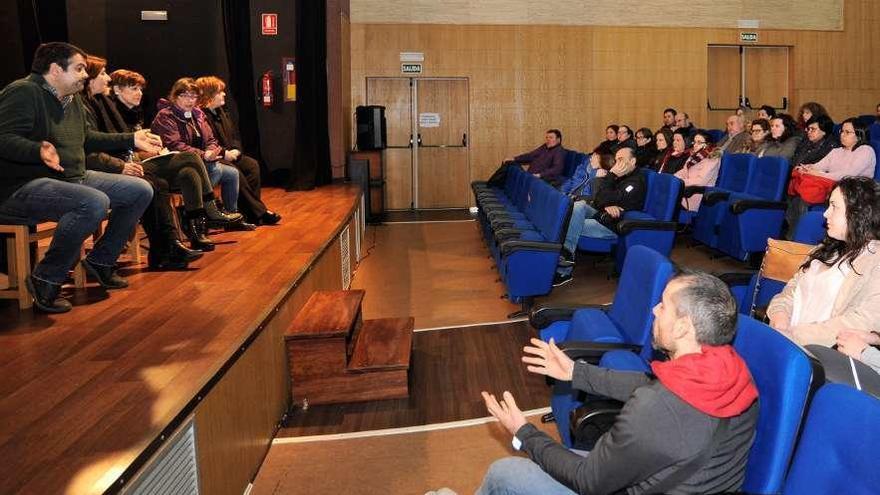 Reunión, el pasado día 15, de profesores, padres y del comité de empresa del Sagrado. // Bernabé/Javier Lalín