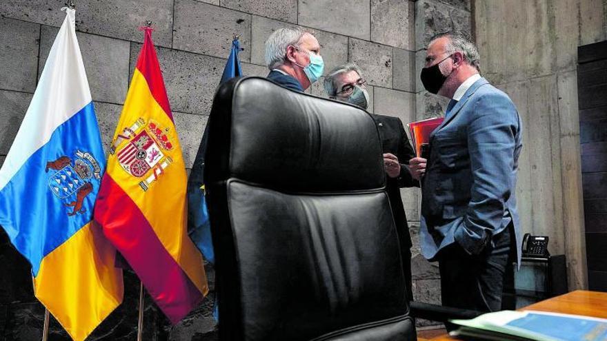 De izquierda a derecha Sebastián Franquis, Román Rodríguez y Ángel Víctor Torres, ayer antes del Consejo de Gobierno.