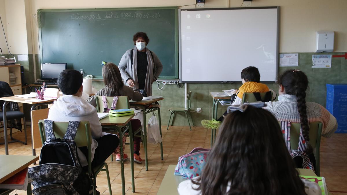 Una maestra en una clase en el colegio Francisco Pizarro de Cáceres, en una fotografía de archivo.