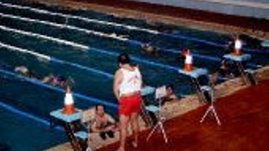 Usuarios de la piscina cubierta se quejan de que está saturada