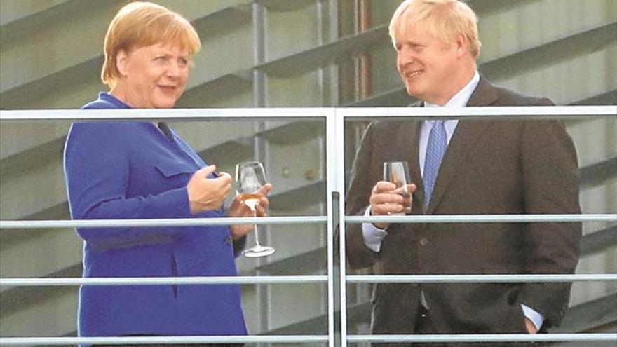 Merkel pide a Johnson que dé alternativas a un ‘brexit’ duro