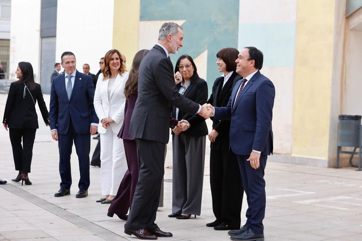 Los Reyes visitan el proyecto "Salvem les Fotos" de la UPV