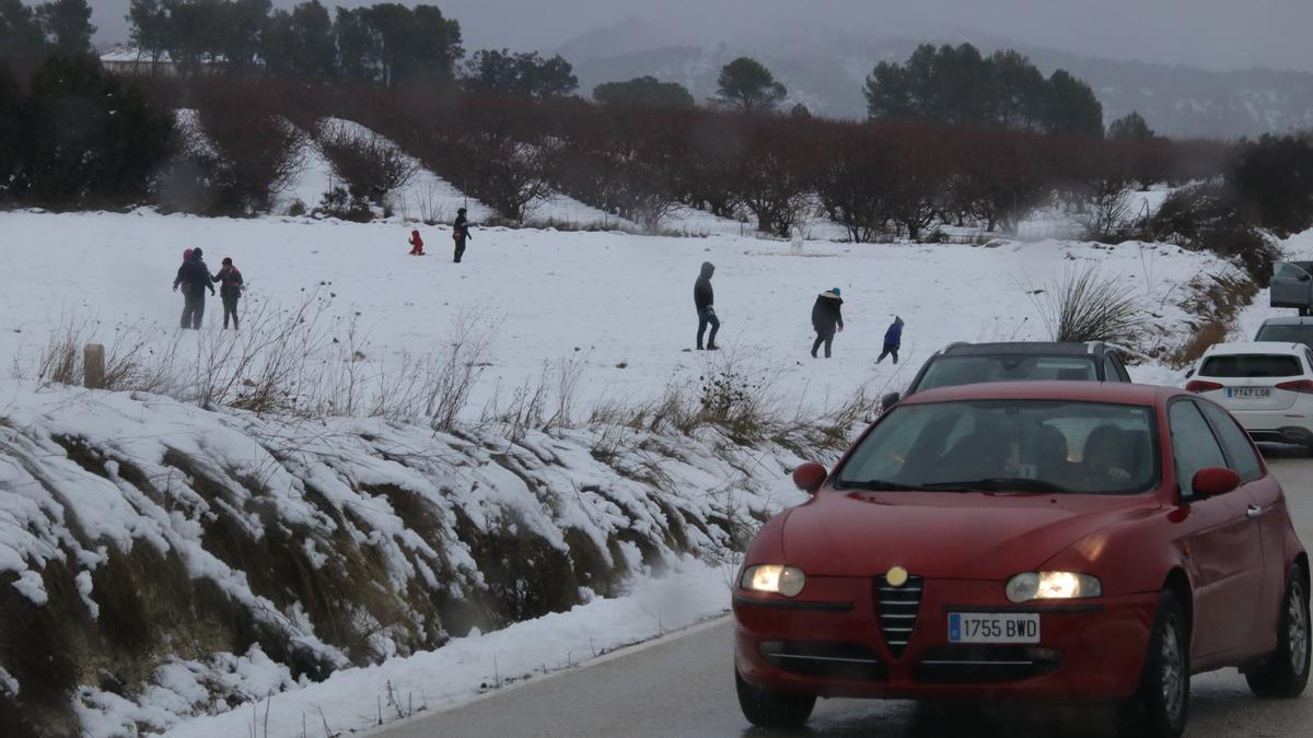 Vía de servicio de la autovía A-7 en Ibi