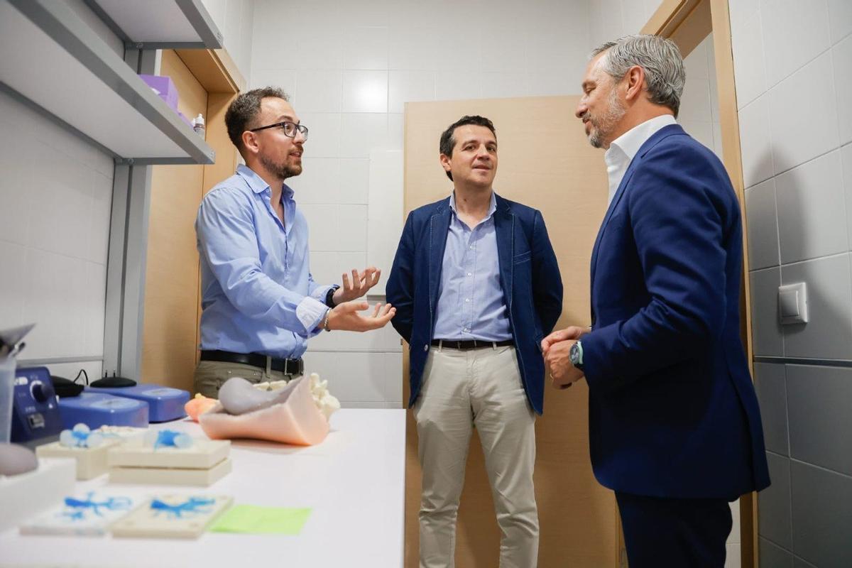 El vicesecretario de Hacienda, Vivienda e Infraestructuras del Partido Popular, Juan Bravo, y José María Bellido, en la empresa Flamingo.