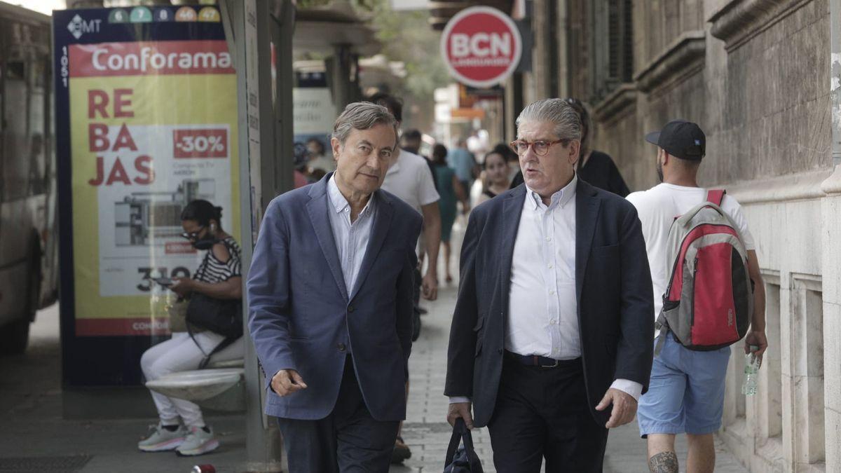 Gual de Torrella, junto a su abogado, Eduardo Valdivia.