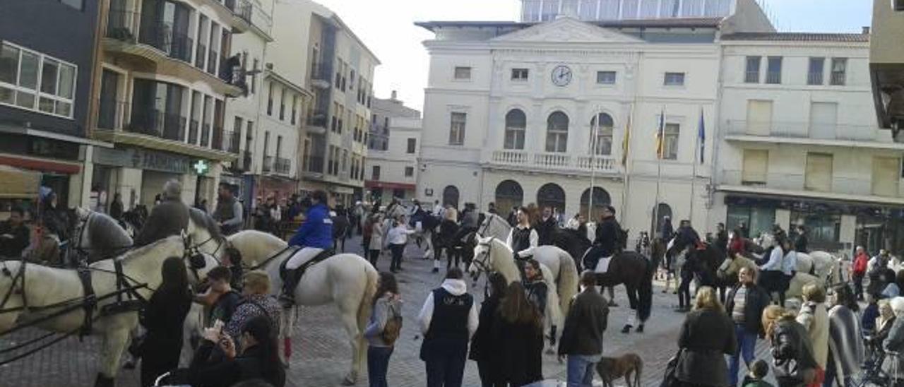 Tavernes obliga a los caballos que circulen por el casco urbano a llevar «pañales»
