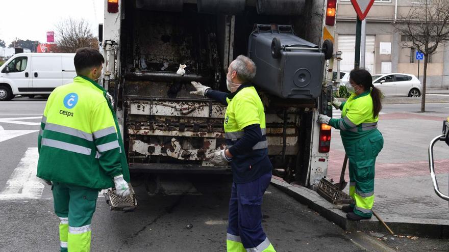 Trabajadores de la recogida de basura de Prezero, la antigua Cespa.   | // VÍCTOR ECHAVE