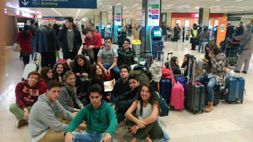 Estudiantes del colegio Cluny de Vigo, ayer, en el aeropuerto parisino de Orly.