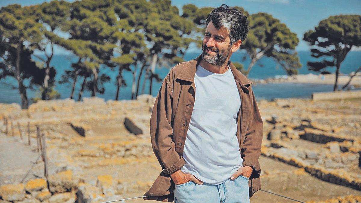 El cantautor Joan Dausà, a les ruïnes d’Empúries. | GEMMA MARTZ