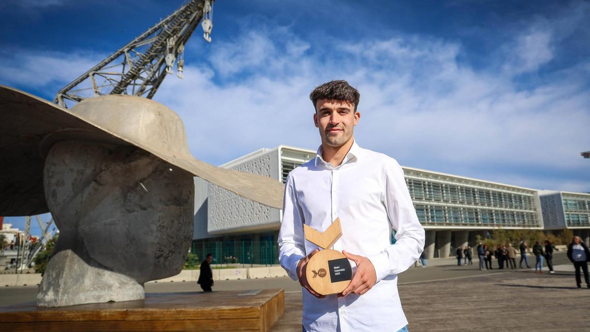 David Cantero posa con el trofeo como Mejor Deportista de 2025