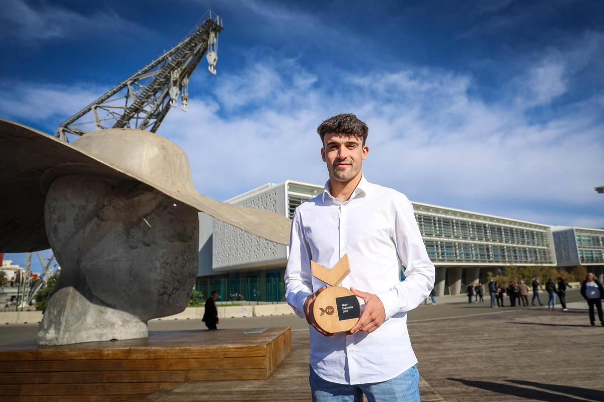 David Cantero posa con el trofeo como Mejor Deportista de 2025