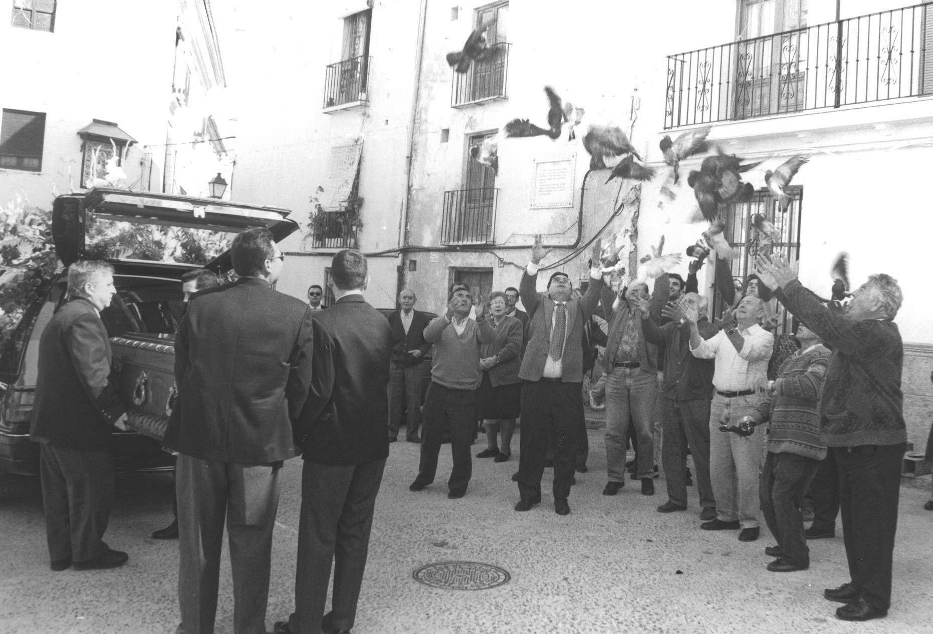 El Ayuntamiento de Xàtiva recibe una escultura original de Francisco Bolinches