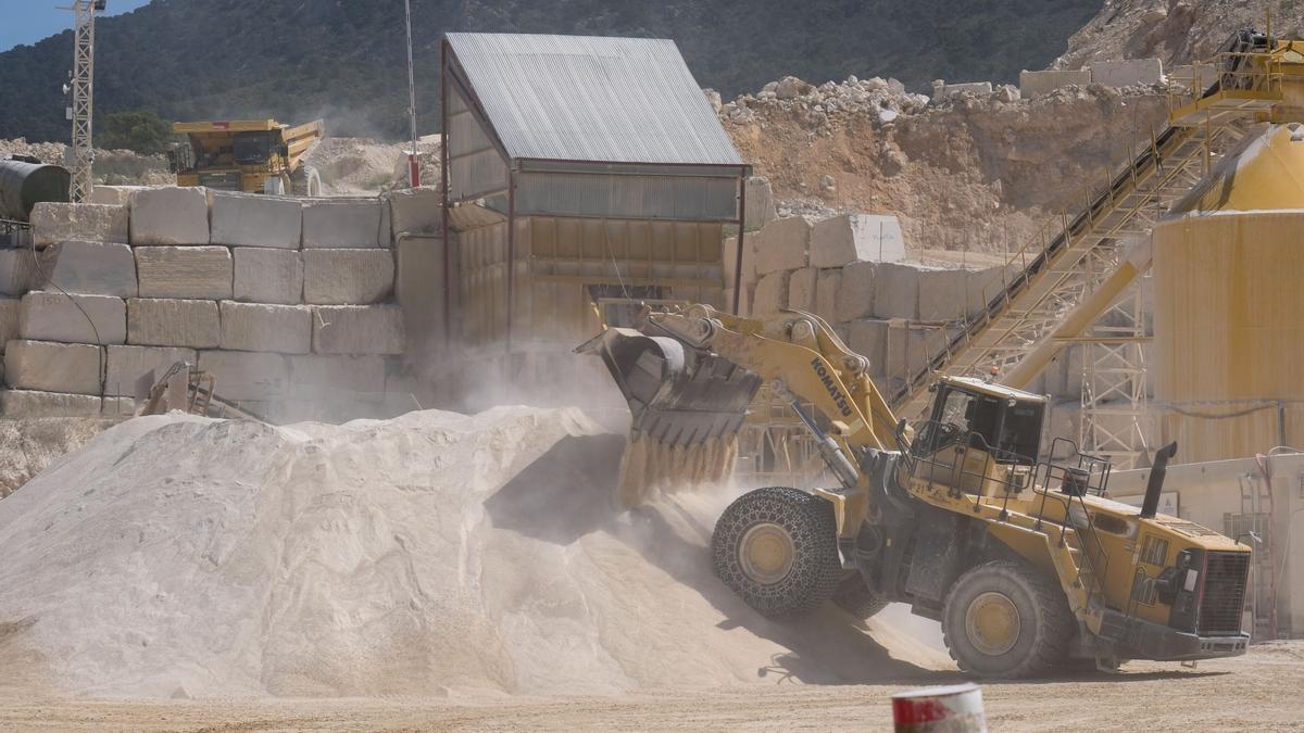 Cantera de mármol de Monte Coto, entre los términos municipales de Pinoso y Algueña.