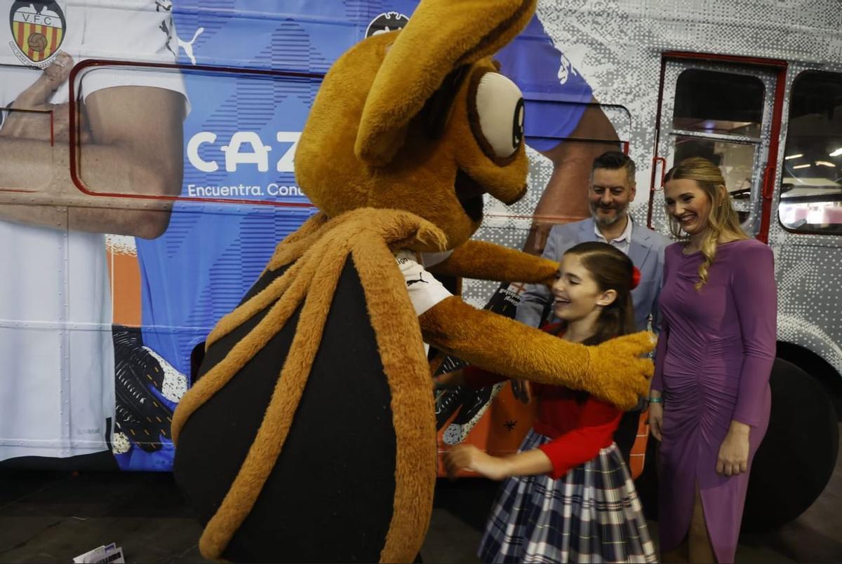 Una de las mascotas de Expojove con las falleras mayores