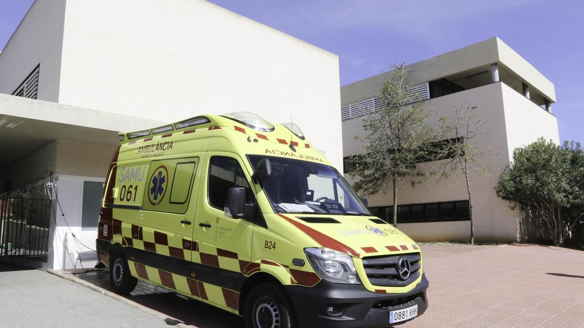 Una ambulancia en el centro de salud de Santa Eulària, en una imagen de archivo.