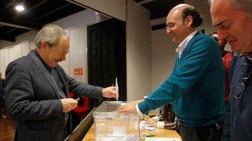 Wenceslao López, a la izquierda, votando.