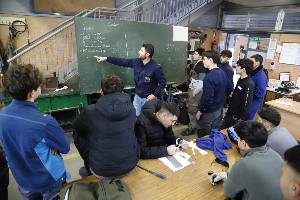 Alumnos de mecanizado, automoción y soldadura, familias profesionales relacionadas con la BLET.
