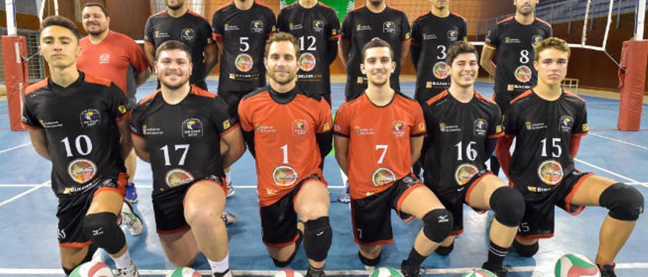 La plantilla del Club Voleibol San Roque antes de un entrenamiento en el polideportivo de El Batán. Por arriba, de izquierda a derecha: Francisco Báez, Óliver Rodríguez, Manuel Miranda, Sergio Camacho, Aday González, Eric Almeida, Jonathan Cárdenes. Por abajo: Daniel Sánchez, Alejandro Biliato, Pablo Peleguero, Adrián González, Gabriel Gil y Pedro Santana.