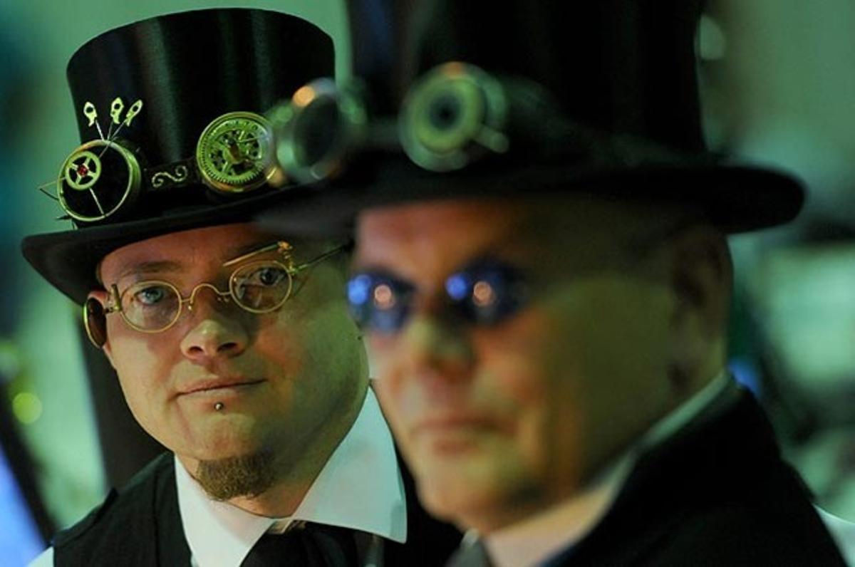 Sven Möller (esquerra), que es fa dir almirall Aaron Ravensdale i Jochen Enderlein (dreta), que es diu a si mateix Horatius Steam, participen en el Campus Party Europe, una trobada de sis dies de blocaires i programadors de computació, a les instal·lacions de l’antic aeroport de Tempelhof a Berlín (Alemanya).