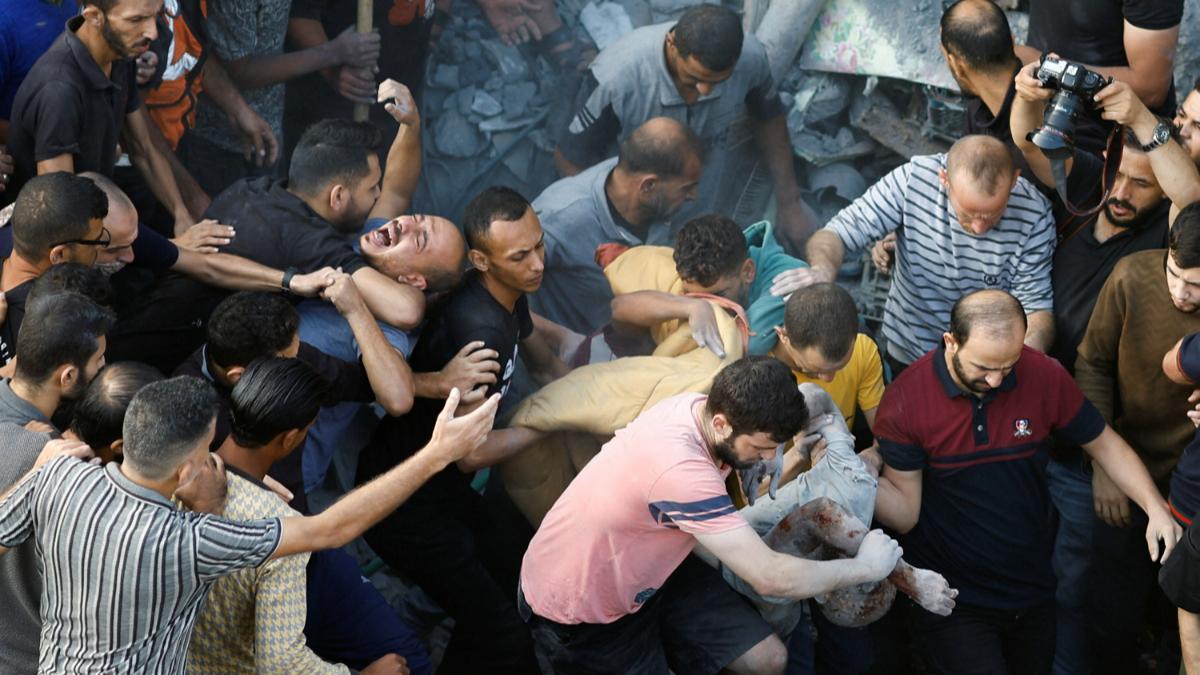 Los palestinos llevan el cuerpo de un hombre muerto en ataques israelíes contra casas, en medio del conflicto en curso entre Israel y el grupo islamista palestino Hamas, en el campo de refugiados de Magazi, en el centro de la Franja de Gaza, el 5 de noviembre de 2023.