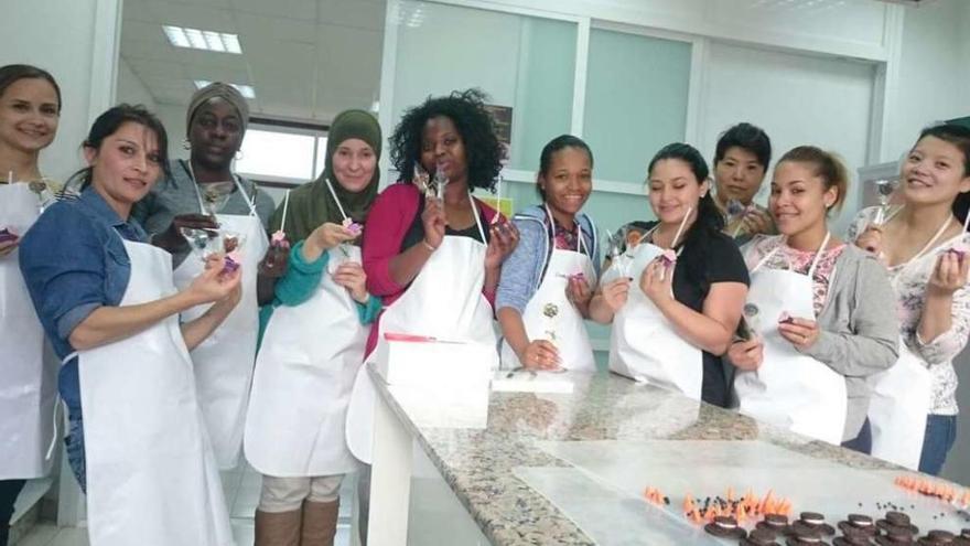 Diez mujeres inmigrantes de la comarca aprenden repostería creativa