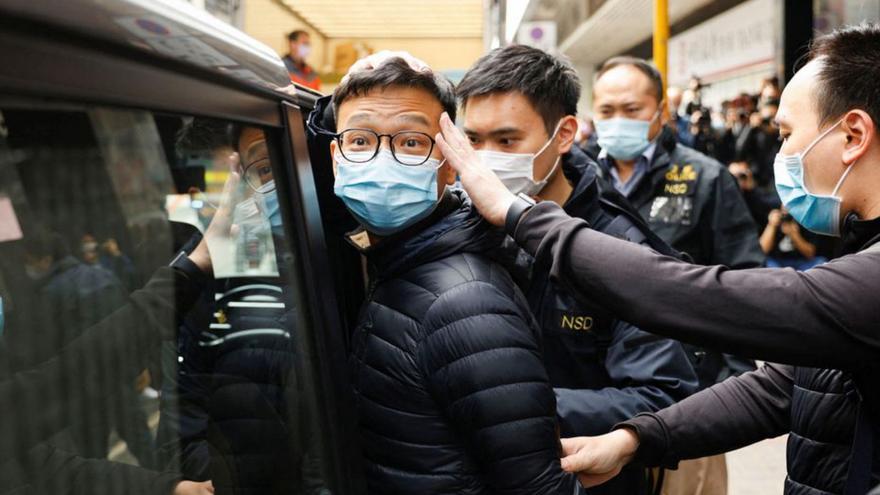 Un diari dissident de Hong Kong tanca per la pressió del govern