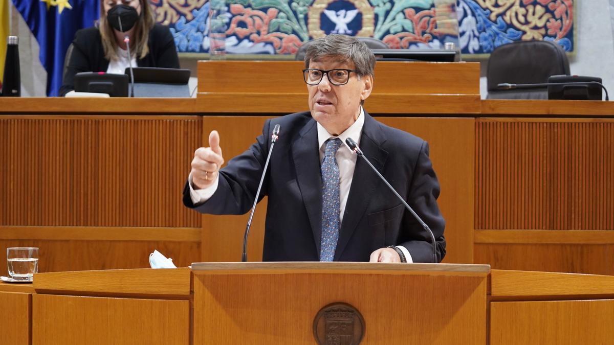 El vicepresidente y consejero de Industria del Gobierno de Aragón, Arturo Aliaga, en su última intervención en el pleno antes de ser ingresado en mayo.