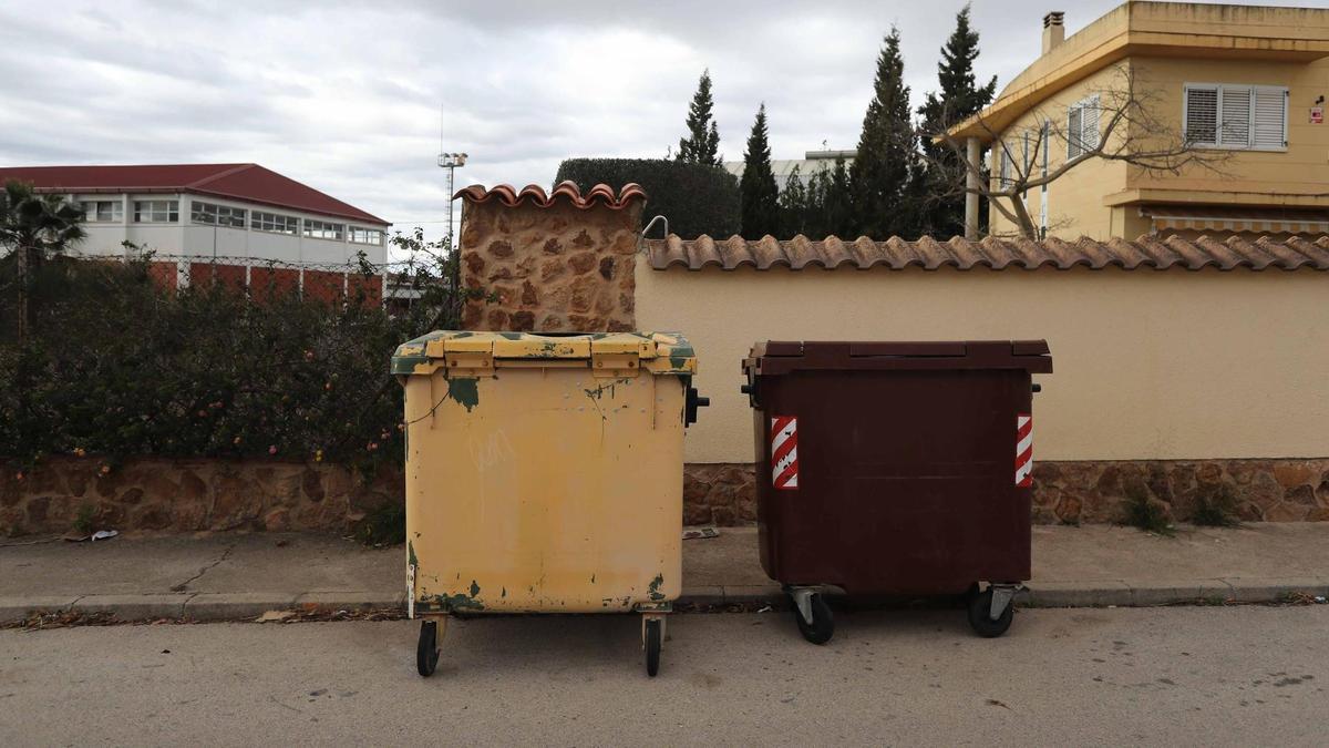 Unos contenedores de reciclaje de un municipio de Camp de Túria, en una imagen de archivo.